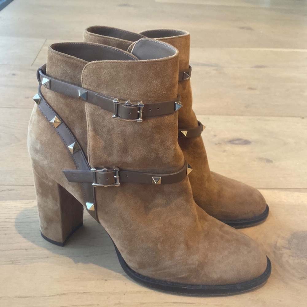 Valentino tan suede Rockstud booties sz. 41.5